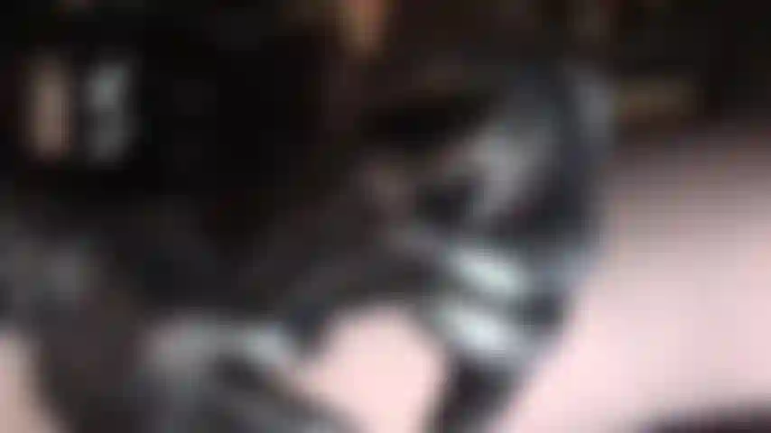 Adoración intensa de una polla enorme. La amante vivian te hará babear con la boca abierta mientras miras fijamente a los ojos de este consolador monstruoso. Limpia la saliva de mi polla, sácame el semen.