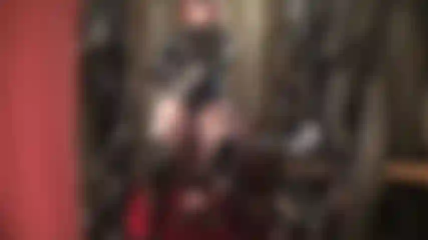 Tu brillante amante fetichista te espera con una de sus grandes pollas, metiéndola directamente en tu boca mientras te arrodillas ante mí. Agarra tus bolas y tira de ellas para mí mientras te tragas mi semen.