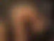 Piernas y pies en medias doradas extra brillantes, tacones peeptoe y adoración del culo.