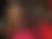 Las medias negras con encaje y costura son la combinación perfecta para un atuendo sexy de látex. Mira esas piernas de nailon tan sexys y ese vestido de goma brillante.