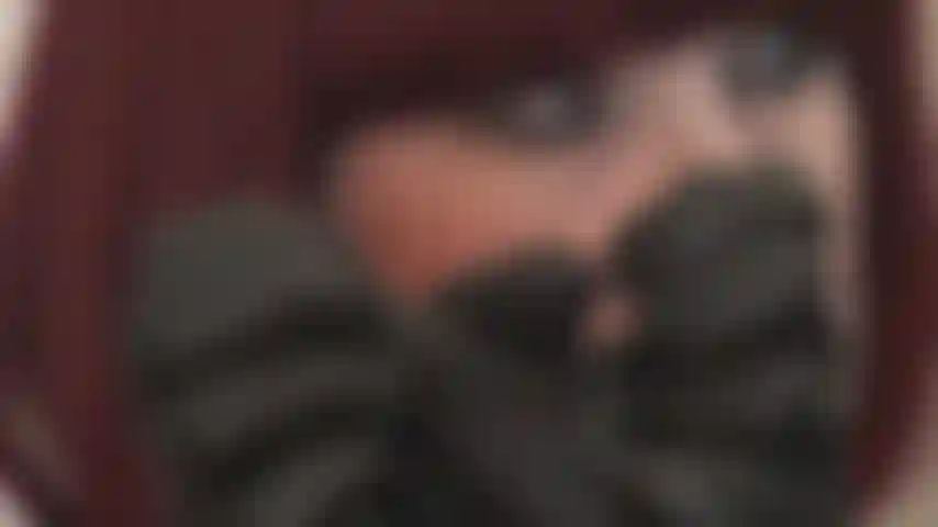 Guantes de cuero viciosos - con una sonrisa en su rostro, la amante te destruye con sus guantes de cuero...