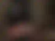 Amante del látex: disfruta de mi culo en goma negra brillante y apretada y una paja con guantes de látex.