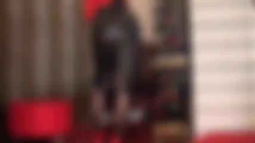 Adoro el culo en falda lápiz de cuero negro y medias negras.