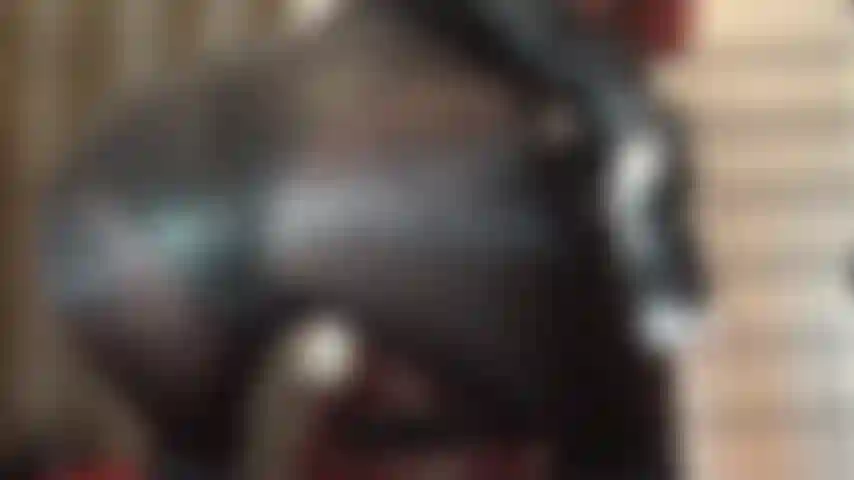 Hago pajas con guantes de cuero y me siento en la cara con medias wolford brillantes y opacas y mi culo desnudo en tanga. Con su culo redondo y perfecto en tu cara, debes soportar este trato duro para tu pene de esclava.