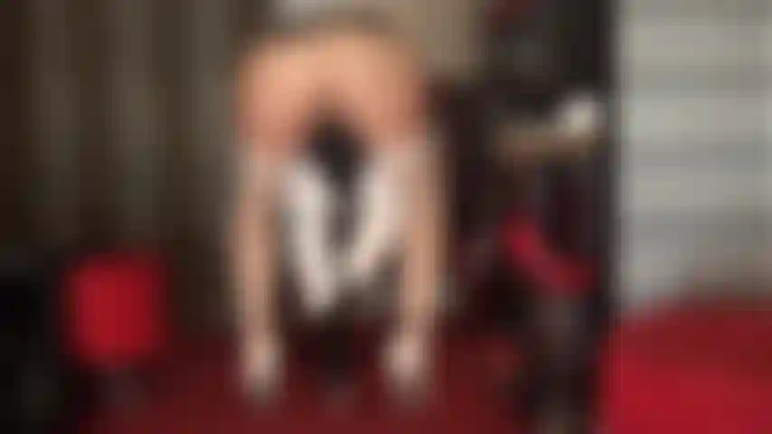 Paja áspera con guantes, medias blancas y tacones: la amante ordeña la polla de tu esclavo con fuerza con manos enguantadas y tacones altos, acariciando, apretando y azotando el semen de tu polla mientras adoras ese hermoso culo revestido de nailon.