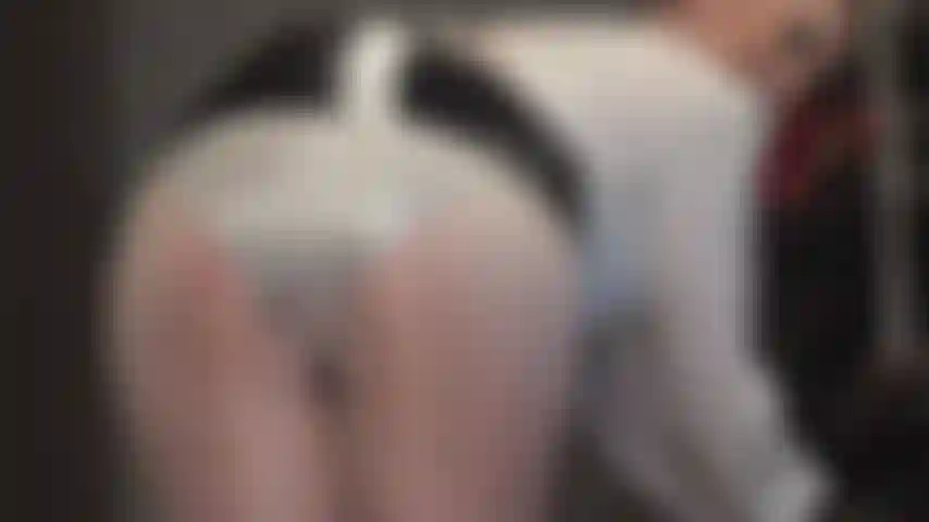 Dos bragas de satén son mejor que una. Las bragas de satén lisas y con espalda descubierta son tu debilidad. Unas medias plateadas debajo de unas medias grises, unas bragas de satén rosa encima. ¡Qué sexy!