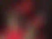 La ama tiene sus pies en alto en tacones de leopardo, colgando, girando estos tacones calientes y lindos dedos en medias de nailon negras.