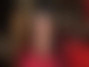 Látex sexy y ajustado, piernas desnudas y pies sensuales y provocativos. Si te encantan los pies perfectos y las piernas largas de la señora vivian, que terminan en una falda de látex muy corta, esto es para ti!