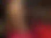 Ama se burla con sus increíbles piernas largas en medias brillantes y tacones altos peeptoe.