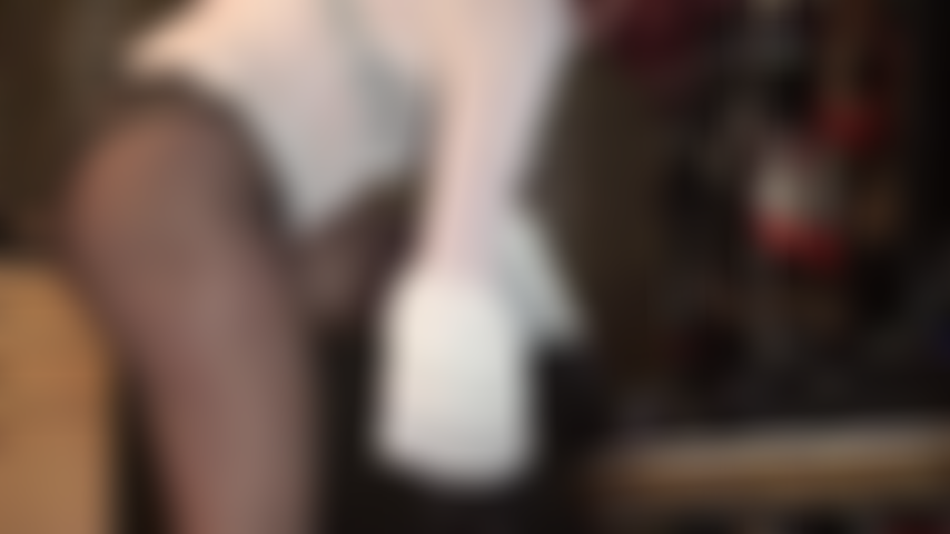 Fetiche de bragas de satén sobre pantimedias: la amante provoca a la adicta a las bragas con 2 pares de bragas de satén sedosas y brillantes con espalda completa sobre medias.