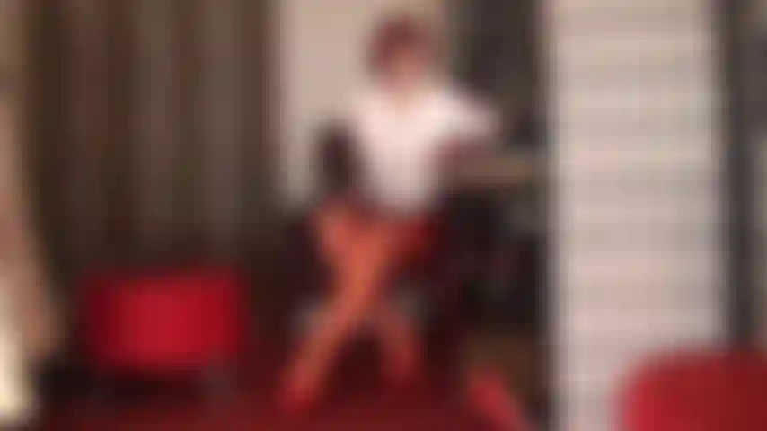 Explotando tu debilidad por las pollas; ya no puedes resistir el impulso de tomar esta. Es una polla enorme y hermosa colgando entre las medias brillantes de mi ama. Tus ojos vagan entre su escote, sus medias y su polla... ¡Nunca tuviste oportunidad!