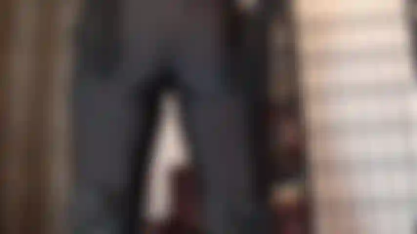 Pantalones de spandex negros, adoración del culo, tan apretado, tan brillante, adoras el trasero redondo de la amante y la entrepierna en leggings de lycra.