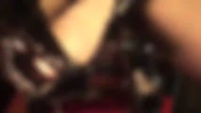 Por favor, ama la enorme polla blanca. Mientras acaricio mi grueso eje, envuelve tus labios alrededor de la cabeza gorda y traga tanto de mi polla como puedas.