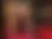 Medias brillantes color nude calientes y capa de medias azul intenso.