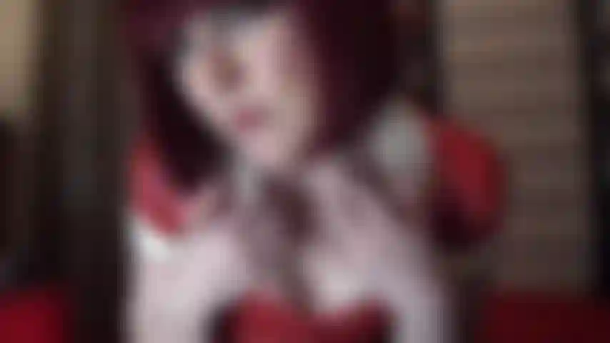 Enfermera de goma roja: la amante vivian pule su increíblemente sexy vestido de látex rojo hasta obtener un brillo intenso y se pone guantes de látex hasta los hombros adecuados para un ordeño intenso.