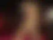 Mistress te tiene débil por sus hermosas piernas cruzadas en medias superiores de encaje brillante color piel y un vistazo a las ligas.