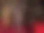 Piernas de nailon en medias grises brillantes, tacones peeptoe, tocadas por guantes de seda y consolador.