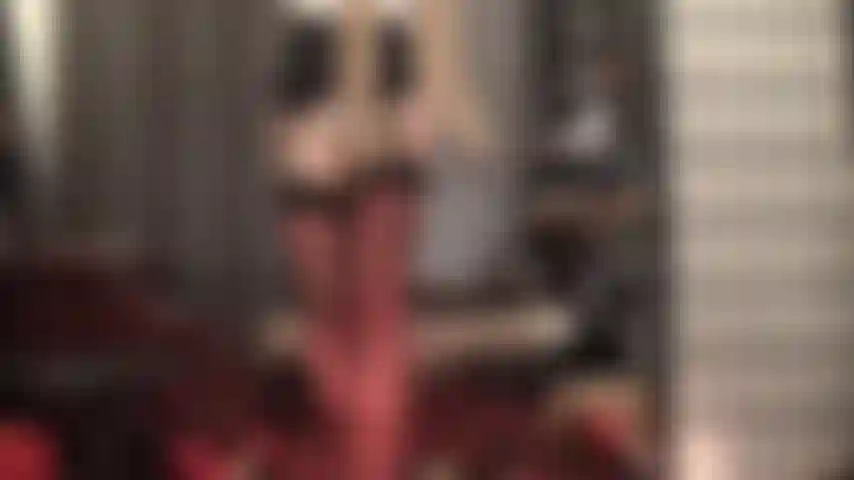 Una capa de pantimedias brillantes sobre medias y liguero para la máxima provocación con nailon.