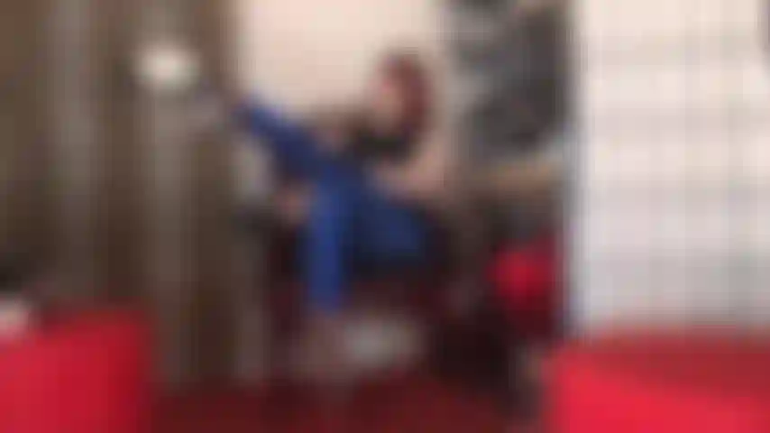 Leggings de lycra azul metalizado y tacones de plataforma extremadamente altos: estas piernas largas lucen fantásticas con leggings brillantes y tacones de punta abierta.