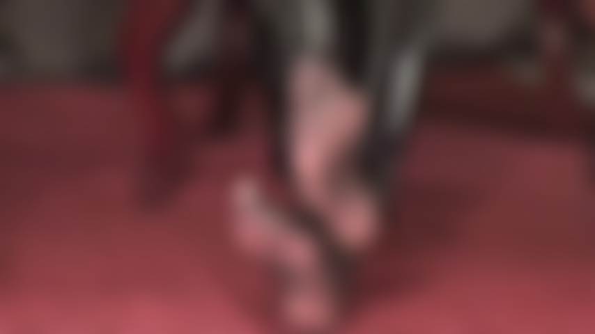 La señora vivian muestra sus fabulosos pies en medias negras muy transparentes.