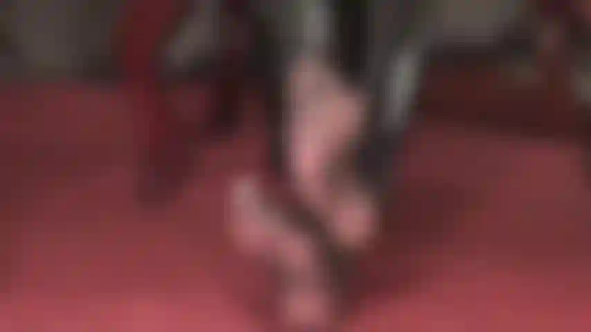 La señora vivian muestra sus fabulosos pies en medias negras muy transparentes.