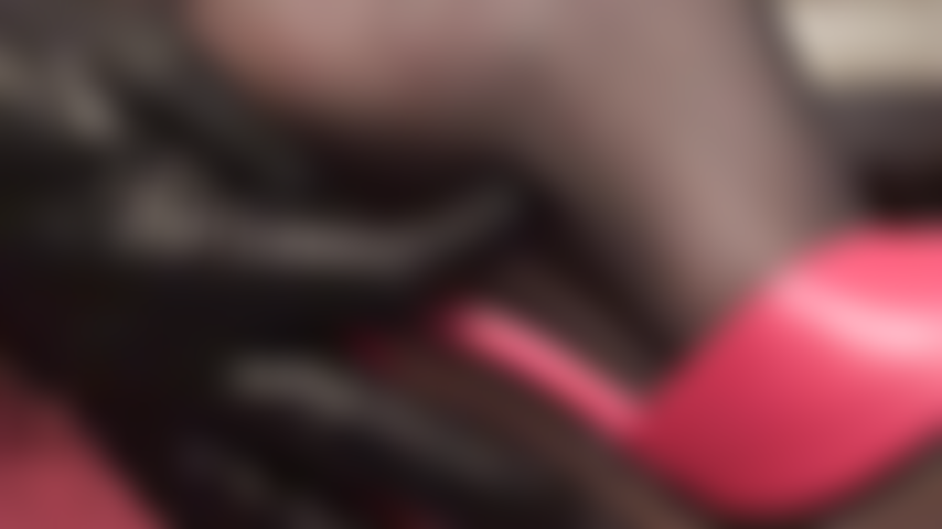 Cercana y personal con tacones y pies de amante en medias de nailon negras y mules rojos.