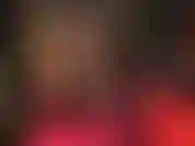 Medias de rejilla con costura, tacones y bragas en las piernas.