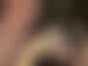 Mírame a los ojos mientras acaricio lentamente el semen de tu polla usando un par de guantes médicos de látex.