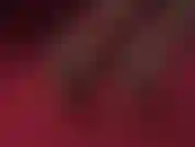 Llevo tacones rojos de tiras y medias negras cubanas con costura para tentar a mis pies. Disfruta de este increíble primer plano de pies y tacones.