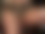 Tu fetiche por todo lo que brilla se acelera con la vista puesta en mi entrepierna de pantimedias brillantes y bragas de encaje con guantes de satén y botas de satén.