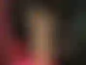 Falda de látex transparente, culo y piernas. ¡Guau! El culo redondo y perfecto de la señora vivian en goma transparente brillante, medias sexys y tacones.