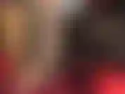 La ama vivian conoce tu amor por las medias de nailon brillantes. La ama luce las cuatro capas de pantimedias y medias con un sexy vestido corto y zapatos peepto color piel.