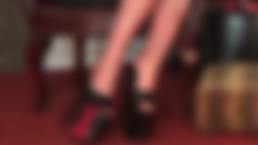 Pies en medias de látex y tacones de plataforma.