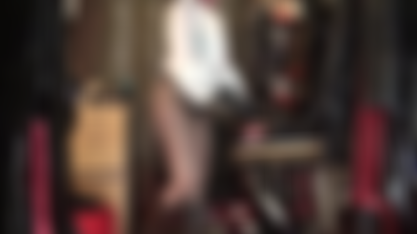 Amante de las bragas: la amante vivian se burla con dos pares de bragas de satén con espalda completa sobre medias, una rosa suave y la segunda de un rojo vivo y brillante.