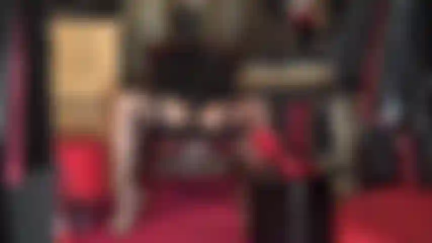 Amante encapuchada con un strap-on enorme, vestida con medias y ligas calientes, sombrero de cuero, máscara de spandex y tacones de leopardo, la amante vivian acaricia su polla gigante.