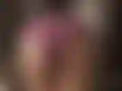 Bragas de encaje sexy y capas de medias brillantes. Este video es una sobrecarga sensorial para los amantes de la lencería y el nailon. Mira cómo me pongo capa tras capa de ropa interior de encaje y medias brillantes.