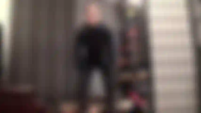 Fetiche del pvc brillante, vestida de vinilo negro brillante de la cabeza a los pies, adoro las brillantes curvas de mi ama con este traje de gato, guantes y botas.