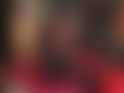 La provocación perfecta con una minifalda de látex negra extracorta y extrabrillante, medias brillantes y botas sexys. Ama sabe exactamente cuánto te pone esto.