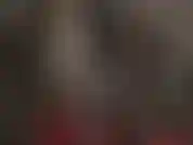 Oh, quieres esa gran polla... La ama te hace babear por su enorme bulto de strap-on debajo de la falda de cuero.