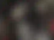 Una amante de pvc con una polla enorme bajo su abrigo largo. Abre la boca para saborear mi saliva y sentir una polla enorme llenándote la garganta.