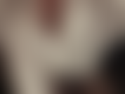 Sensual provocativa con piernas y pies en medias, shorts azules brillantes de satén y blusa blanca de seda. Tan sexy!