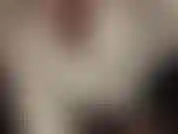 Sensual provocativa con piernas y pies en medias, shorts azules brillantes de satén y blusa blanca de seda. Tan sexy!