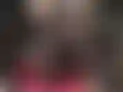 Tu sexy diosa rubia se pone medias de encaje sobre pantimedias, mostrando sus sensuales piernas y trasero. Unas botas altas y brillantes completan el look.