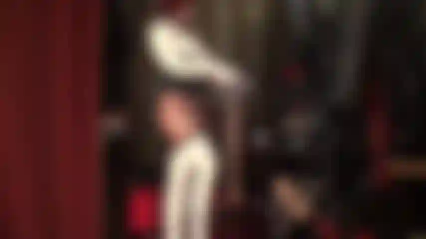 Enfermera sexy de látex que se pone varios pares de pantimedias color piel brillante sobre medias y pantimedias de látex.