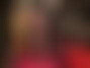 Avanza desde mis sexys pies de nailon en tacones altos de cuero, a lo largo de mis piernas en pantimedias largas, hasta llegar a un gran y lindo strap-on.