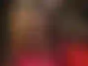 Avanza desde mis sexys pies de nailon en tacones altos de cuero, a lo largo de mis piernas en pantimedias largas, hasta llegar a un gran y lindo strap-on.