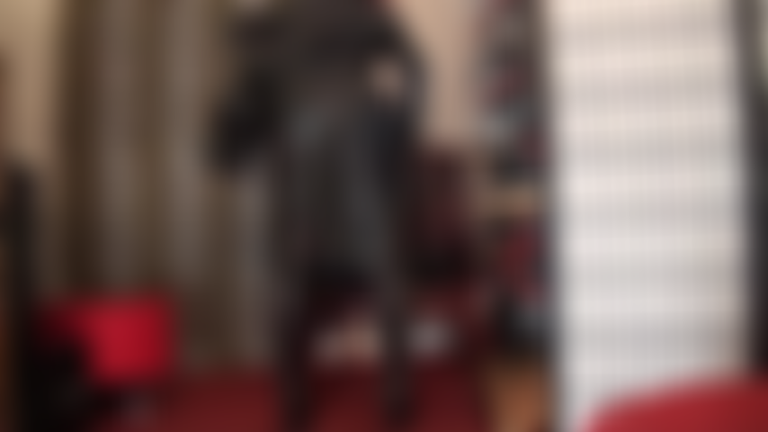 Cuero y saliva: mi culo redondo y perfecto, cubierto de cuero, es tu fetiche. Quieres frotar la polla de tu esclava por encima hasta cubrirla completamente de semen. Ama te demuestra con saliva cómo se vería tu semen.