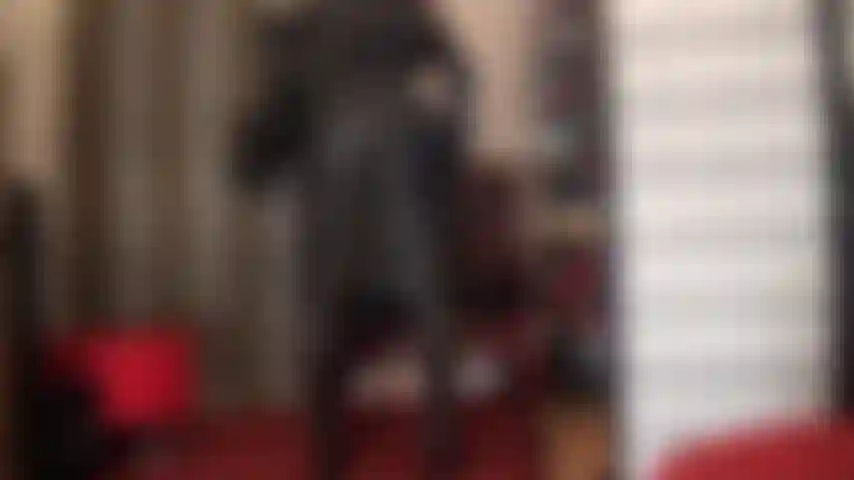 Cuero y saliva: mi culo redondo y perfecto, cubierto de cuero, es tu fetiche. Quieres frotar la polla de tu esclava por encima hasta cubrirla completamente de semen. Ama te demuestra con saliva cómo se vería tu semen.