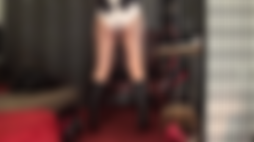 Adicta a las bragas de satén blanco: la amante tiene tu polla palpitando tan fuerte que te provoca con sus bragas blancas brillantes.