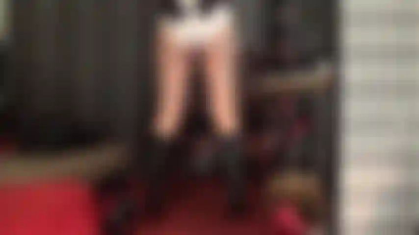 Adicta a las bragas de satén blanco: la amante tiene tu polla palpitando tan fuerte que te provoca con sus bragas blancas brillantes.